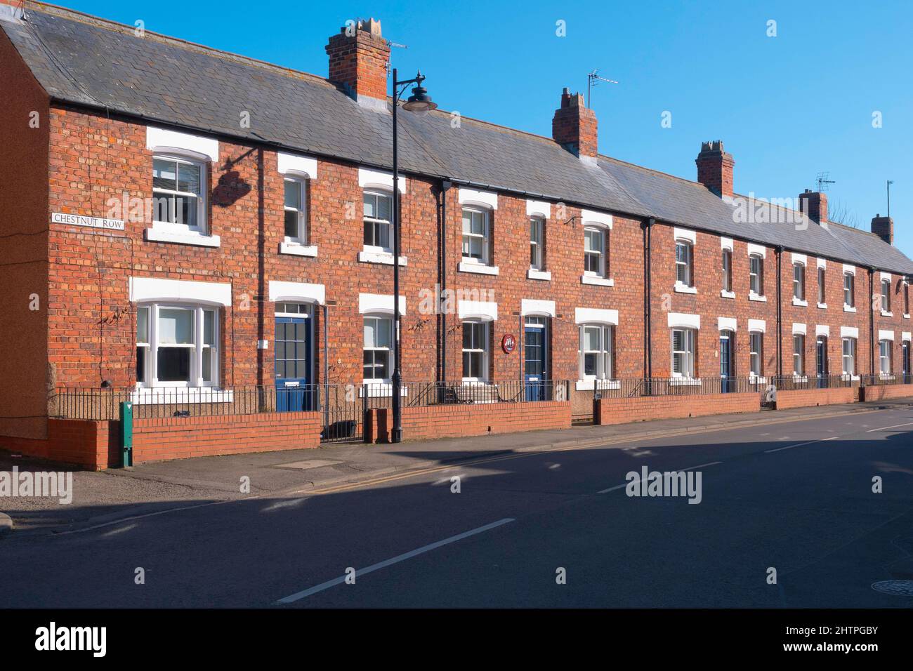 Une rangée de maisons en terrasse en briques rouges bien construites à Chestnut Row Greatham Hartlepool Angleterre Banque D'Images