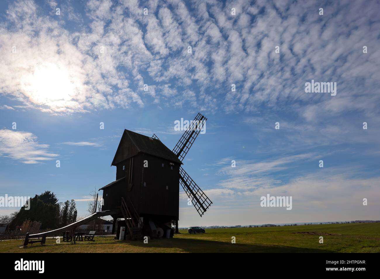 Lossatal, Allemagne. 02nd mars 2022. Un moulin à vent historique se trouve  sur une colline près de Kühnitzsch, dans la vallée du Mulde. Un moulin à  vent se trouvait probablement sur ce