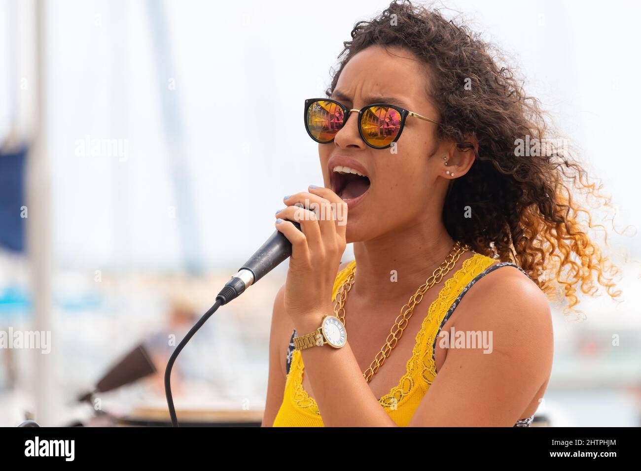 Une femme chanteuse à Marina Las Morlas, Varadero, Cuba Banque D'Images