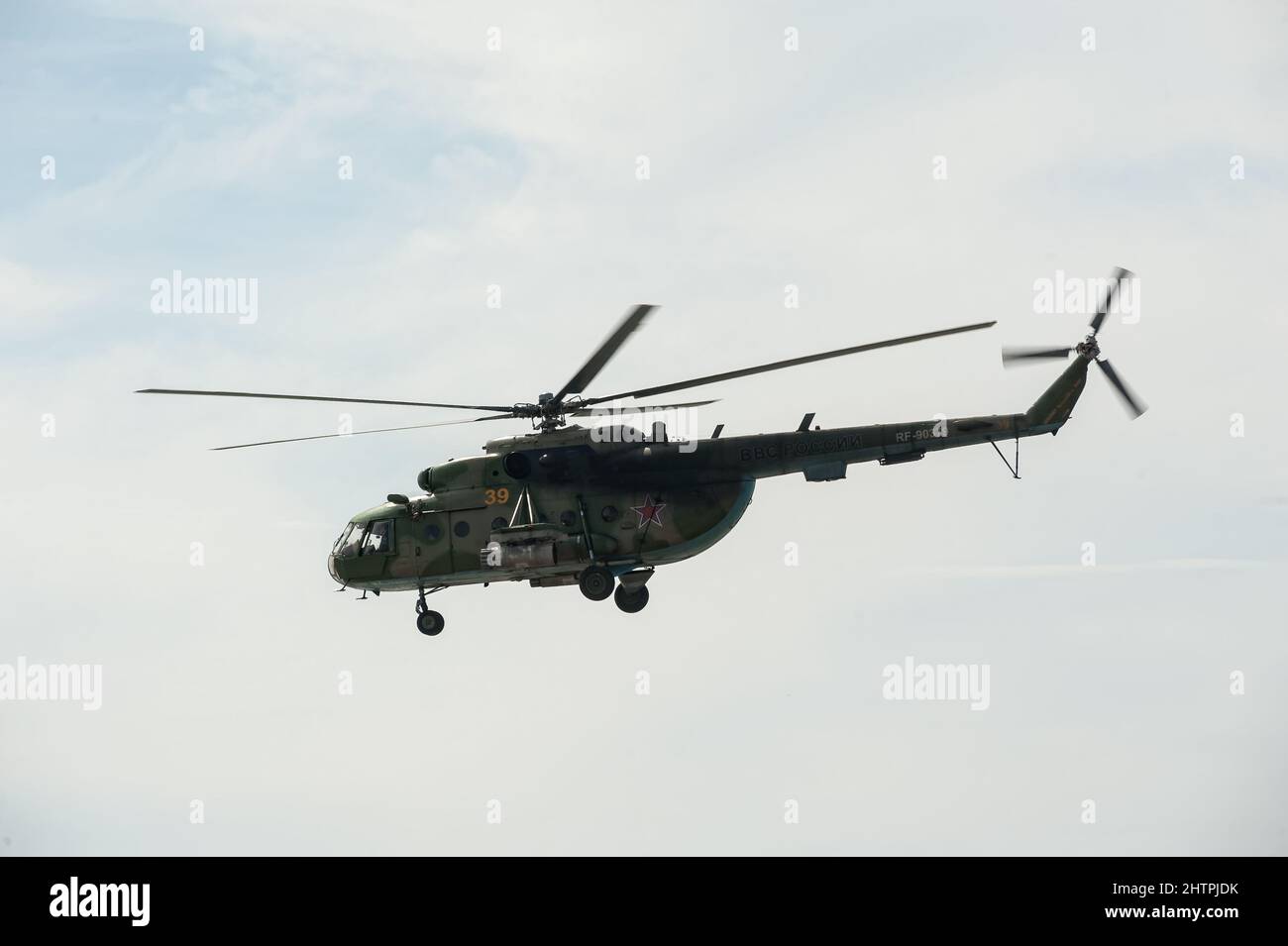 Hélicoptère militaire russe MI-8 à petite hauteur Banque D'Images