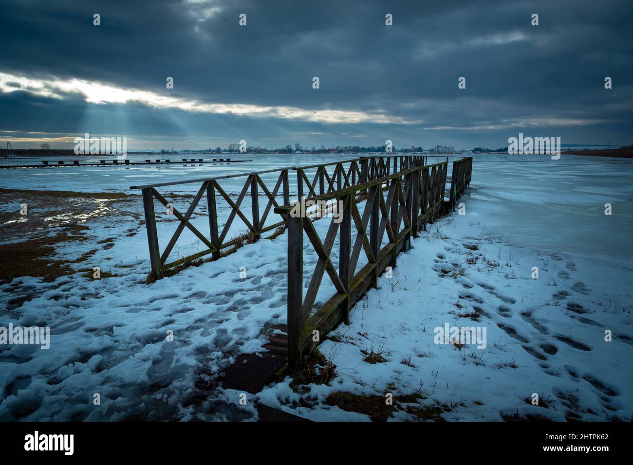 Vue d'hiver sur le lac gelé avec une jetée en bois Banque D'Images