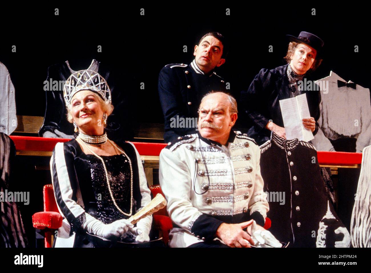 Avant: Olga Lowe (Madame Brizzhalov), Timothy West (Brizzhalov) arrière: Rowan Atkinson (Cherviakov), Cheryl Campbell (Madame Cherviakov) dans L'ÉTERNUEMENT par Chekhov au théâtre Aldwych., Londres WC2 27/09/1988 adapté par Michael Frayn musique: Jeremy Sams design: Mark Thompson éclairage: Mark Henderson directeur: Ronald Eyre Banque D'Images