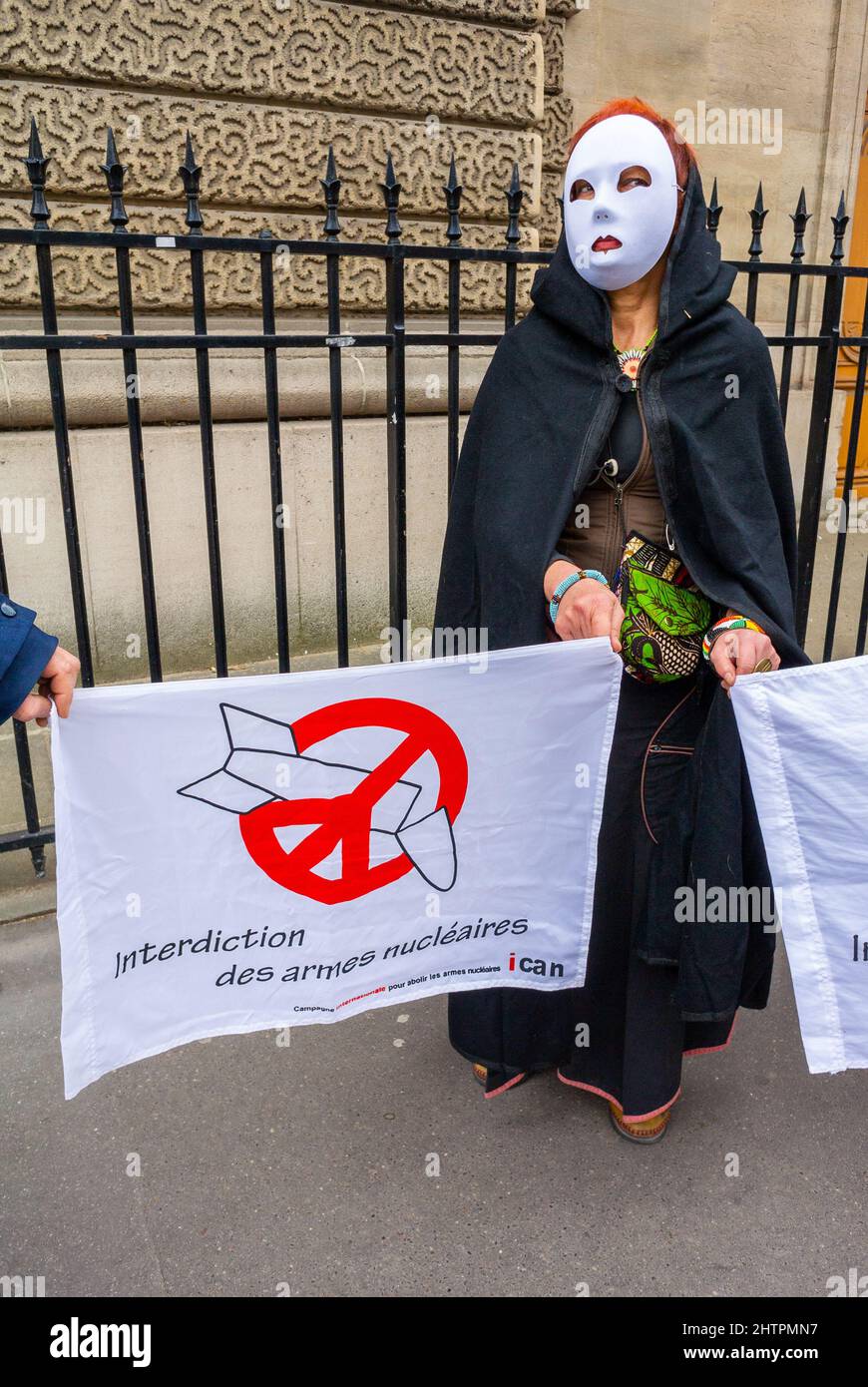 Paris, France, manifestation anti-armes nucléaires, femme au masque tenant des pancartes de protestation, politique internationale Banque D'Images