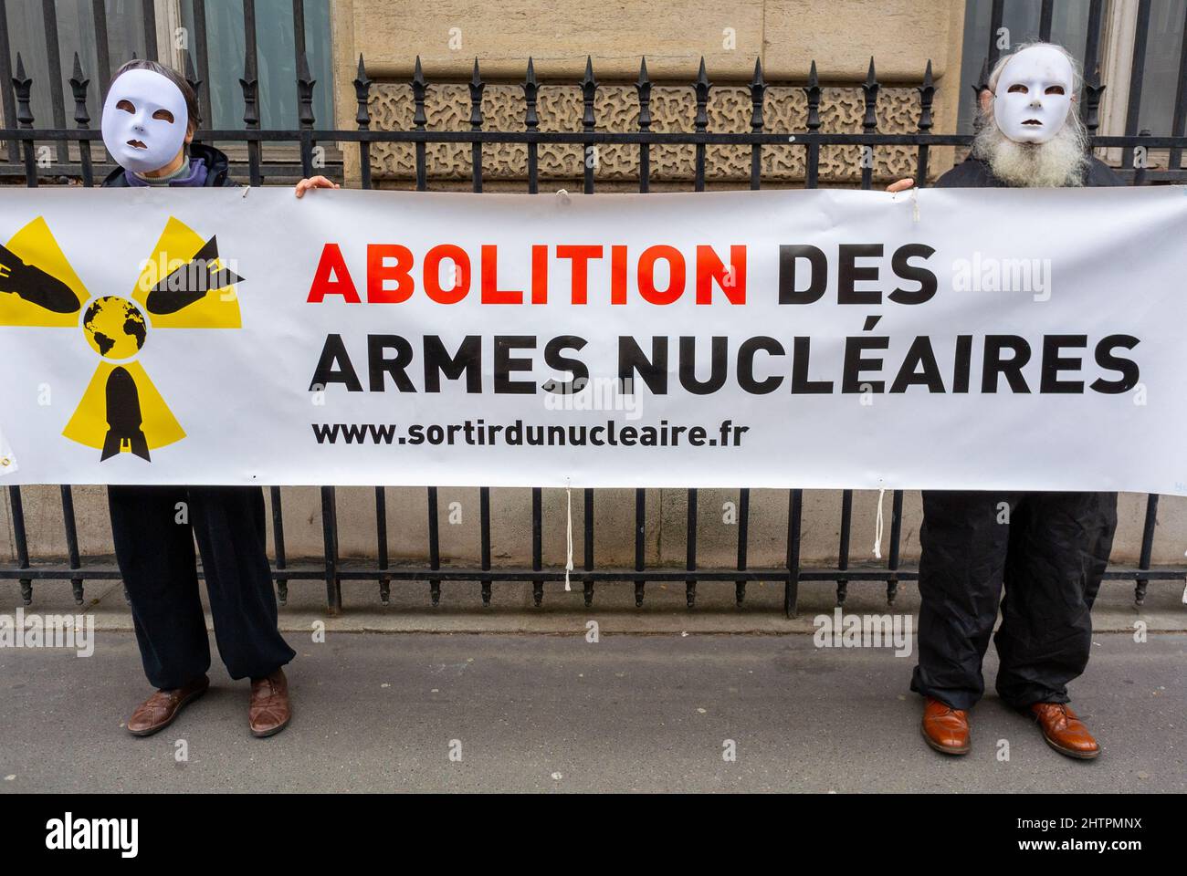 Paris, France, manifestation anti-armes nucléaires, personnes en masques tenant des pancartes de protestation, politique internationale Banque D'Images
