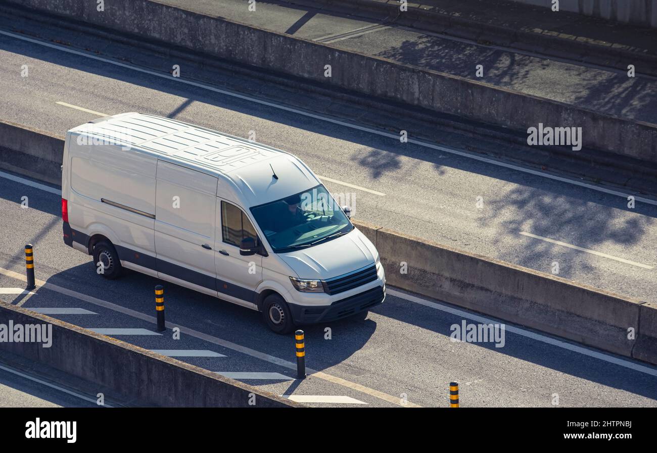 Fourgonnette utilitaire blanche sur la route, service de minibus de livraison Banque D'Images