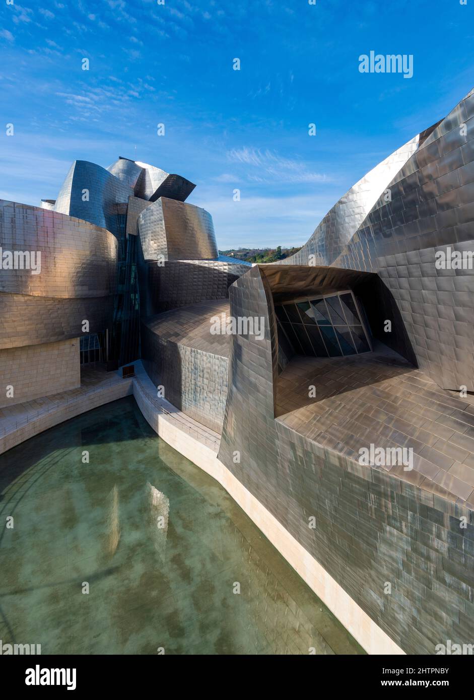 L'extérieur arrière du musée Guggenheim à Bilbao, pays basque, Espagne. Conçu par l'architecte américain-canadien Frank Gehry Banque D'Images