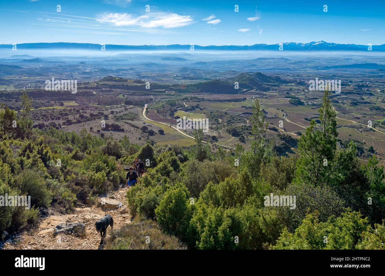 Vue depuis le monastère de Santa María de Toloño sur la vallée de la Sierra de Toloño près de Labastida, Álava. Banque D'Images