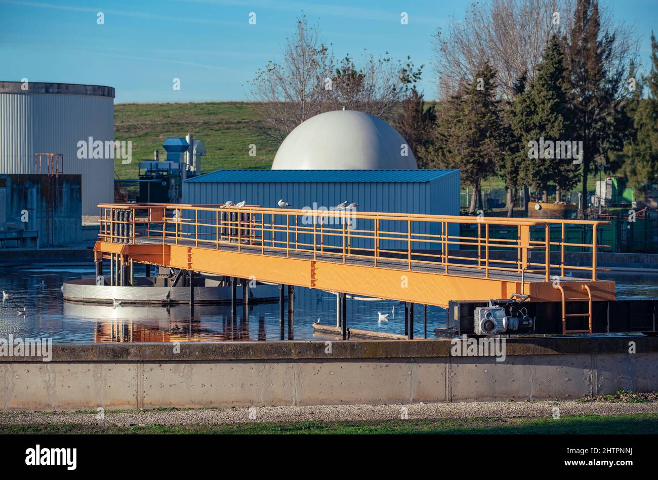 Usine de traitement des eaux usées industrielles. Gros plan de l'usine de nettoyage de l'eau de la ville Banque D'Images
