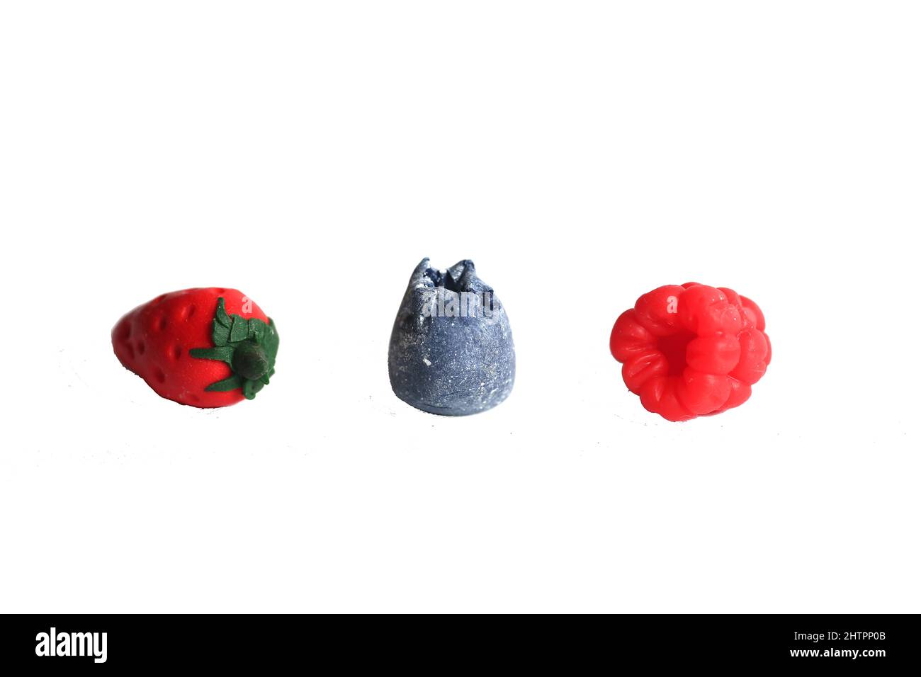 Concept de saine alimentation - bleuets, framboises et fraises isolés sur fond blanc. L'image contient la copie spsce Banque D'Images