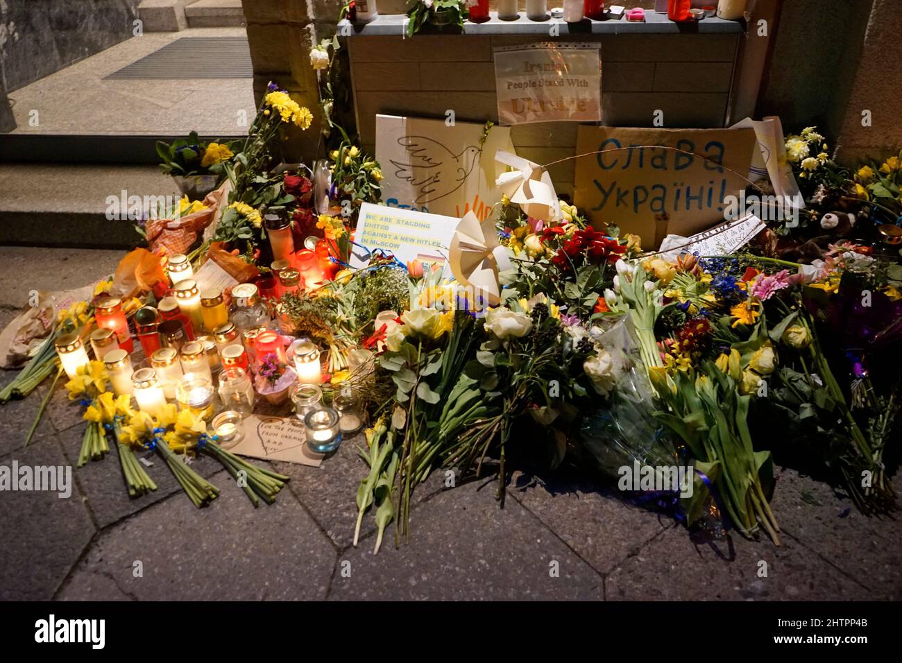 Blumen und Kerzen als Erinnerung an die getoeten Ukrainer nach dem Ueberfall des Landes durch Russland vor der ukrainischen Botschaft/ flowers and c Banque D'Images