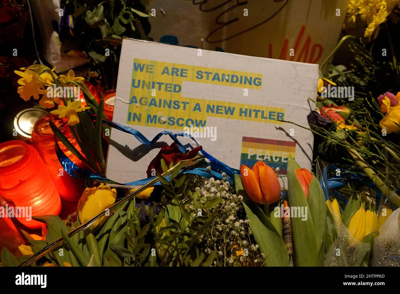 "Nous sommes Unis contre un nouvel Hitler à Moscou" - Plakat der NGO extinction Rebellion - Blumen und Kerzen als Erinnerung an die getoeten UKR Banque D'Images