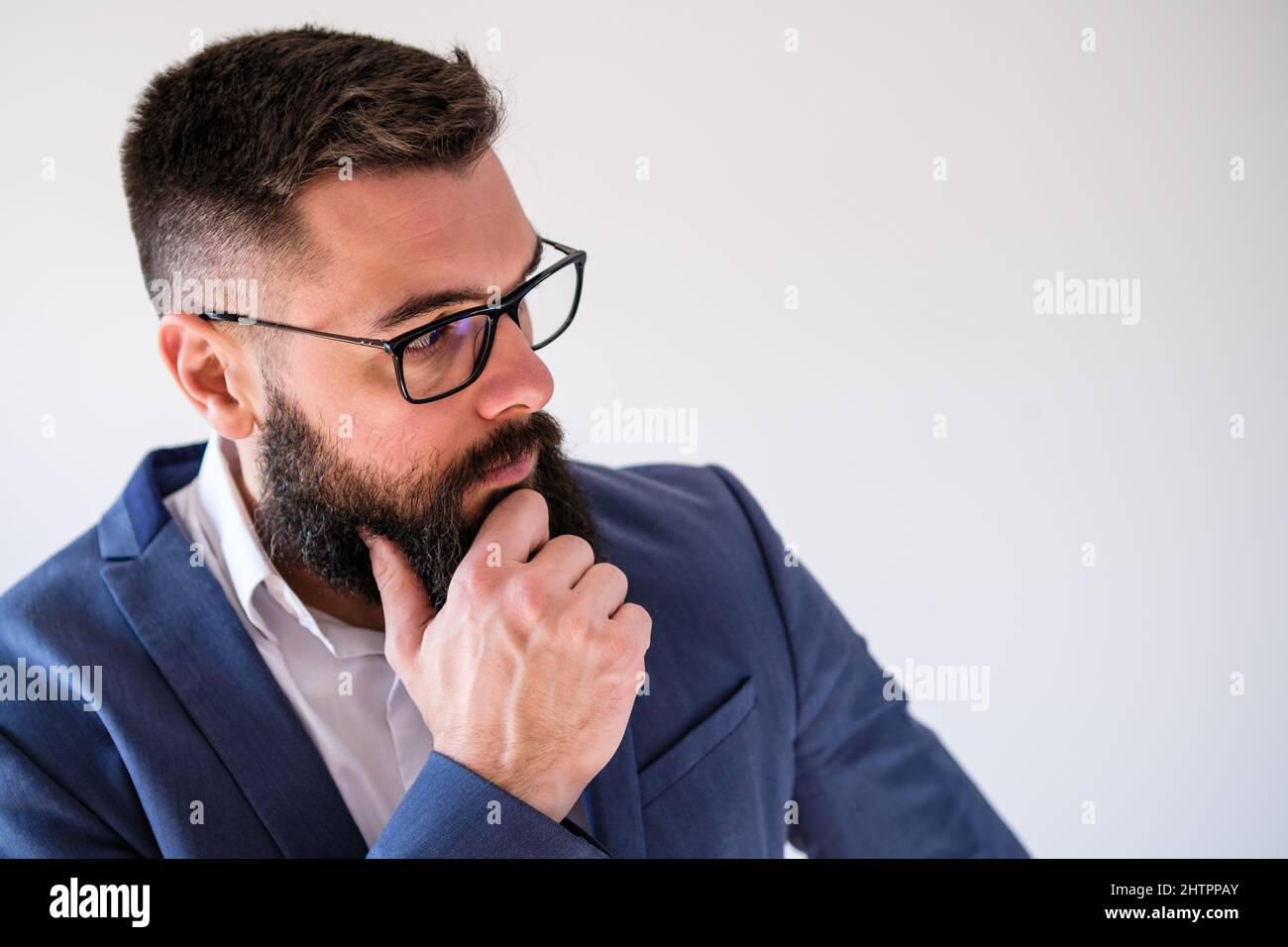 Portrait d'un homme d'affaires qui est réfléchi et inquiet. Copiez l'espace sur l'image pour votre texte ou votre publicité. Banque D'Images