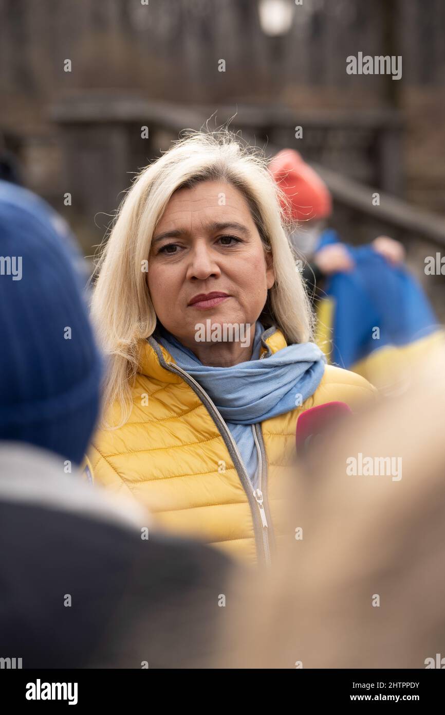 Munich, Allemagne. 02nd mars 2022. Melanie Huml CSU en entrevue. Le 2nd mars 2022, mercredi des cendres, partis démocratiques bavarois, CSU, Die Gruenen, Freie Waehler, SPD, FDP, Die Linke, Organiser une action pour montrer leur solidarité avec l'Ukraine en guerre devant le Friedensengel à Munich, en Allemagne. (Photo par Alexander Pohl/Sipa USA) crédit: SIPA USA/Alay Live News Banque D'Images