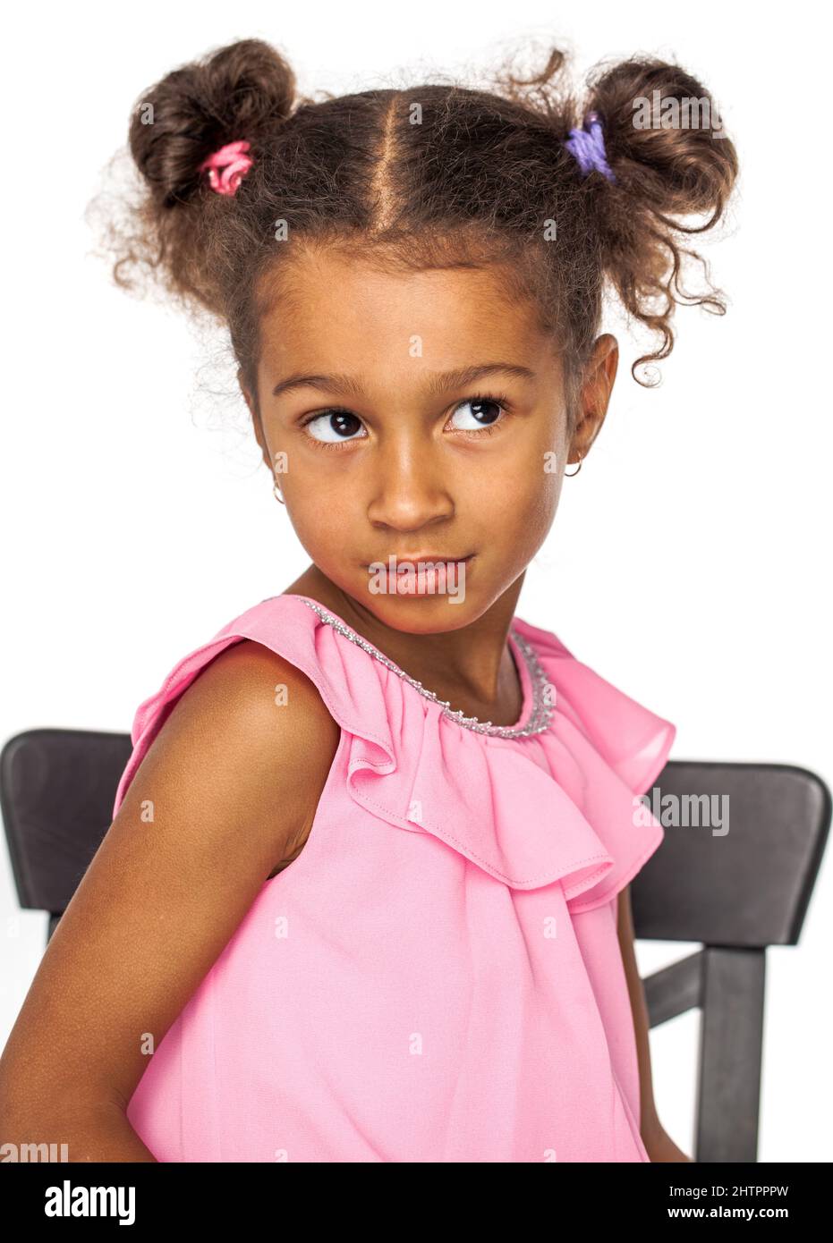 Portrait d'une jeune fille sur fond blanc isolé Banque D'Images