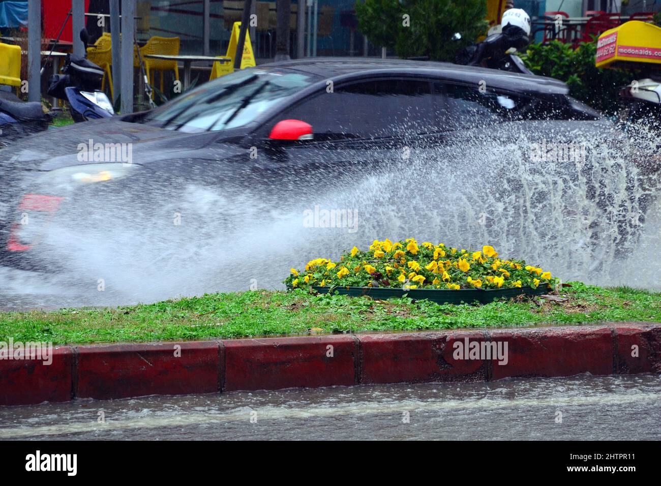 Antalya, Turquie : météo, 2 mars 2022. De fortes pluies ont inondé la route principale entre le centre d'Antalya, la Turquie et la plage de Lara. Les voitures ont envoyé des torrents de pulvérisation lorsqu'elles ont traversé les inondations sur les routes. Banque D'Images