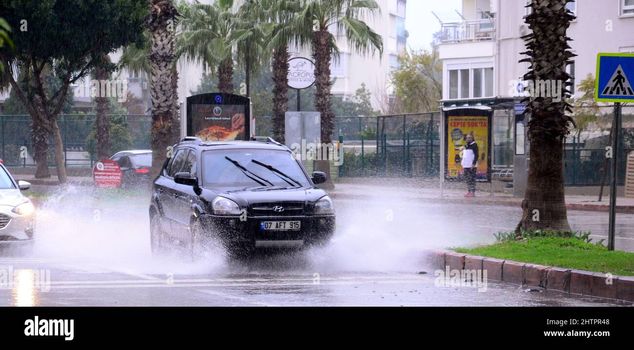 Antalya, Turquie : météo, 2 mars 2022. De fortes pluies ont inondé la route principale entre le centre d'Antalya, la Turquie et la plage de Lara. Les voitures ont envoyé des torrents de pulvérisation lorsqu'elles ont traversé les inondations sur les routes. Banque D'Images