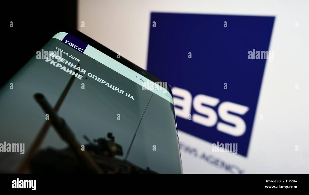 Téléphone mobile avec page web de l'agence de presse russe TASS (TACC) à l'écran devant le logo de l'entreprise. Faites la mise au point dans le coin supérieur gauche de l'écran du téléphone. Banque D'Images
