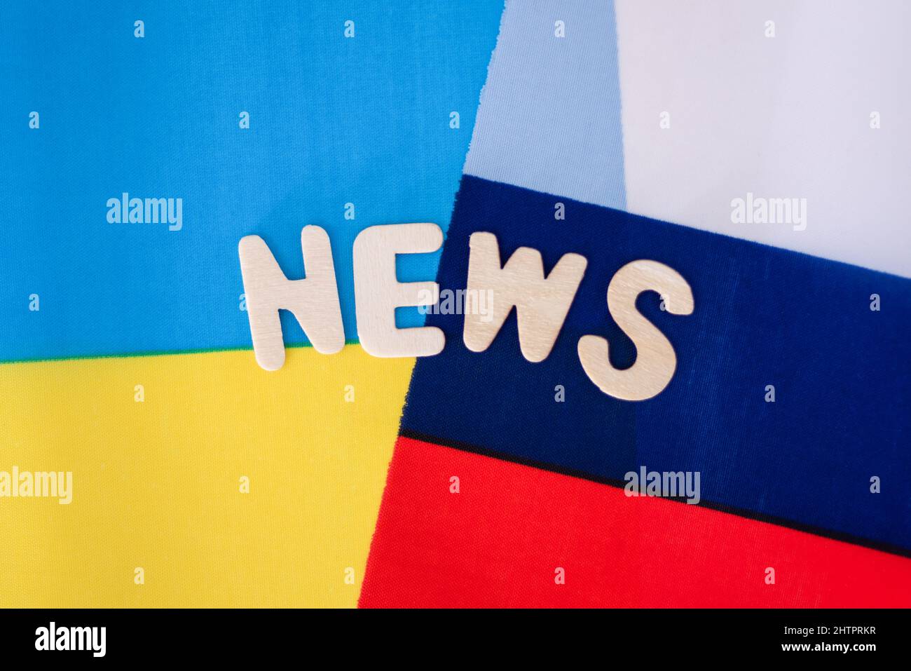 Le drapeau de la Russie et le drapeau de l'Ukraine se sont croisés, News Inscription. Le concept des nouvelles en Ukraine et en Russie. Banque D'Images