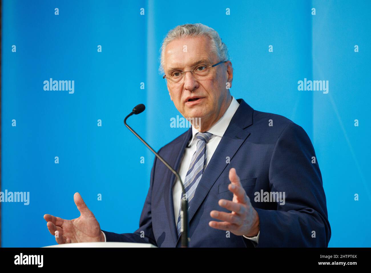 Munich, Allemagne. 02nd mars 2022. Joachim Herrmann (CSU), ministre de l'intérieur de Bavière, prend la parole lors de la conférence de presse après une réunion du cabinet bavarois. Credit: Matthias balk/dpa/Alay Live News Banque D'Images