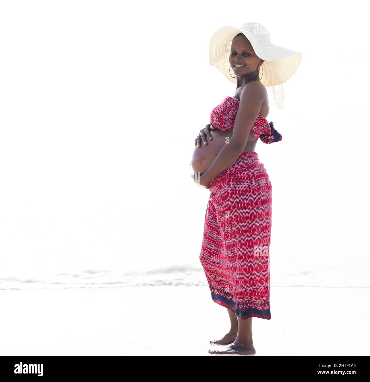 Femme africaine noire enceinte avec chapeau à la plage. Photo de haute qualité Banque D'Images