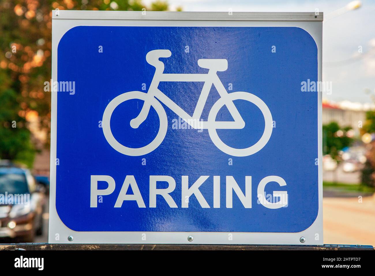Panneau parking pour vélos dans la rue. Silhouette blanche d'un vélo sur  fond bleu Photo Stock - Alamy