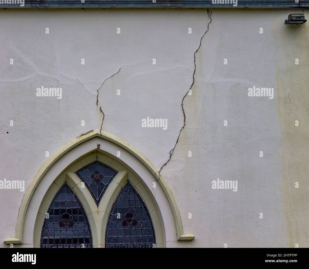 Fissures de tassement dans le mur de l'église Banque D'Images