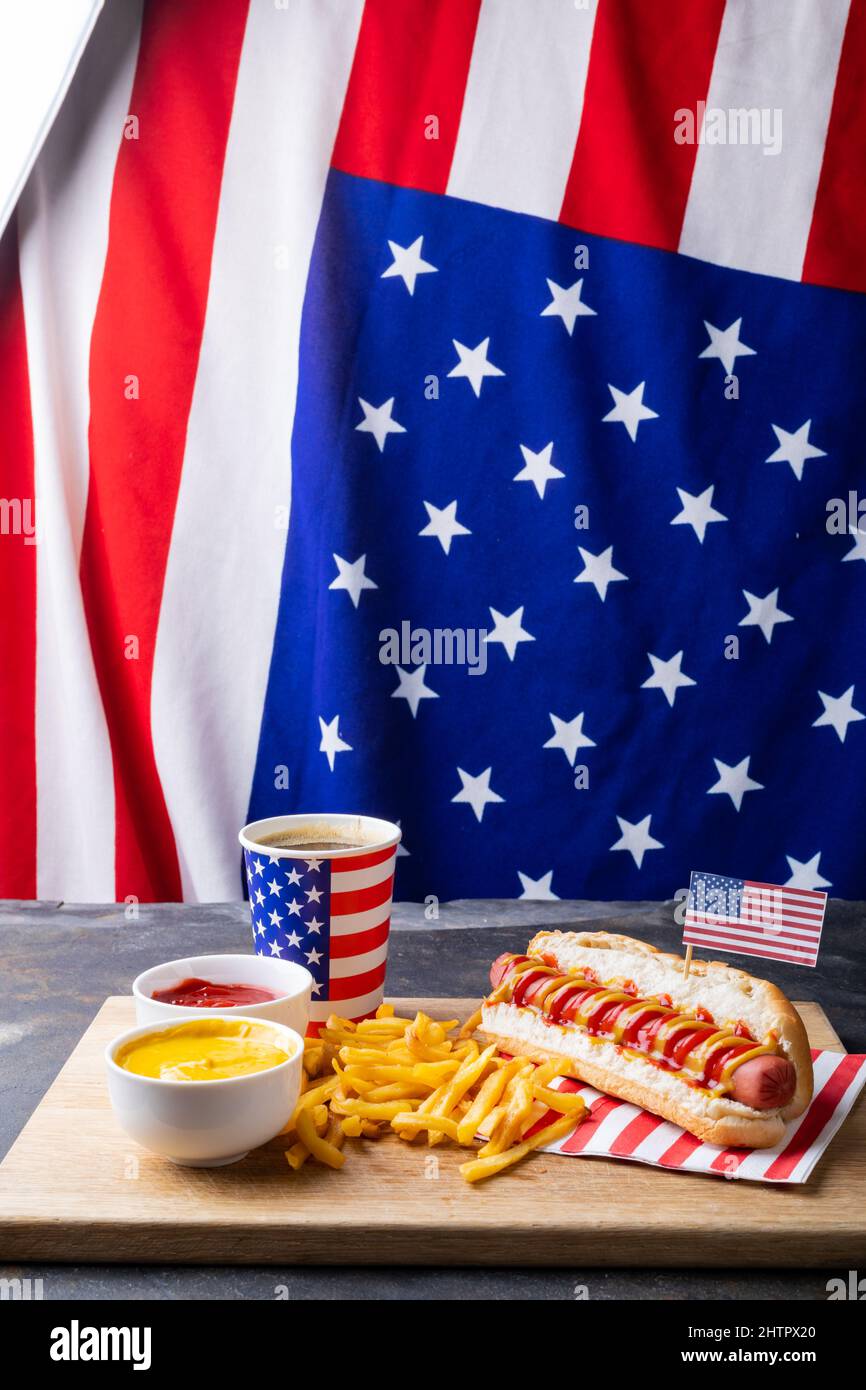 Hot-dog Avec Le Drapeau Des Etats-Unis Et Pommes Frites Dans La