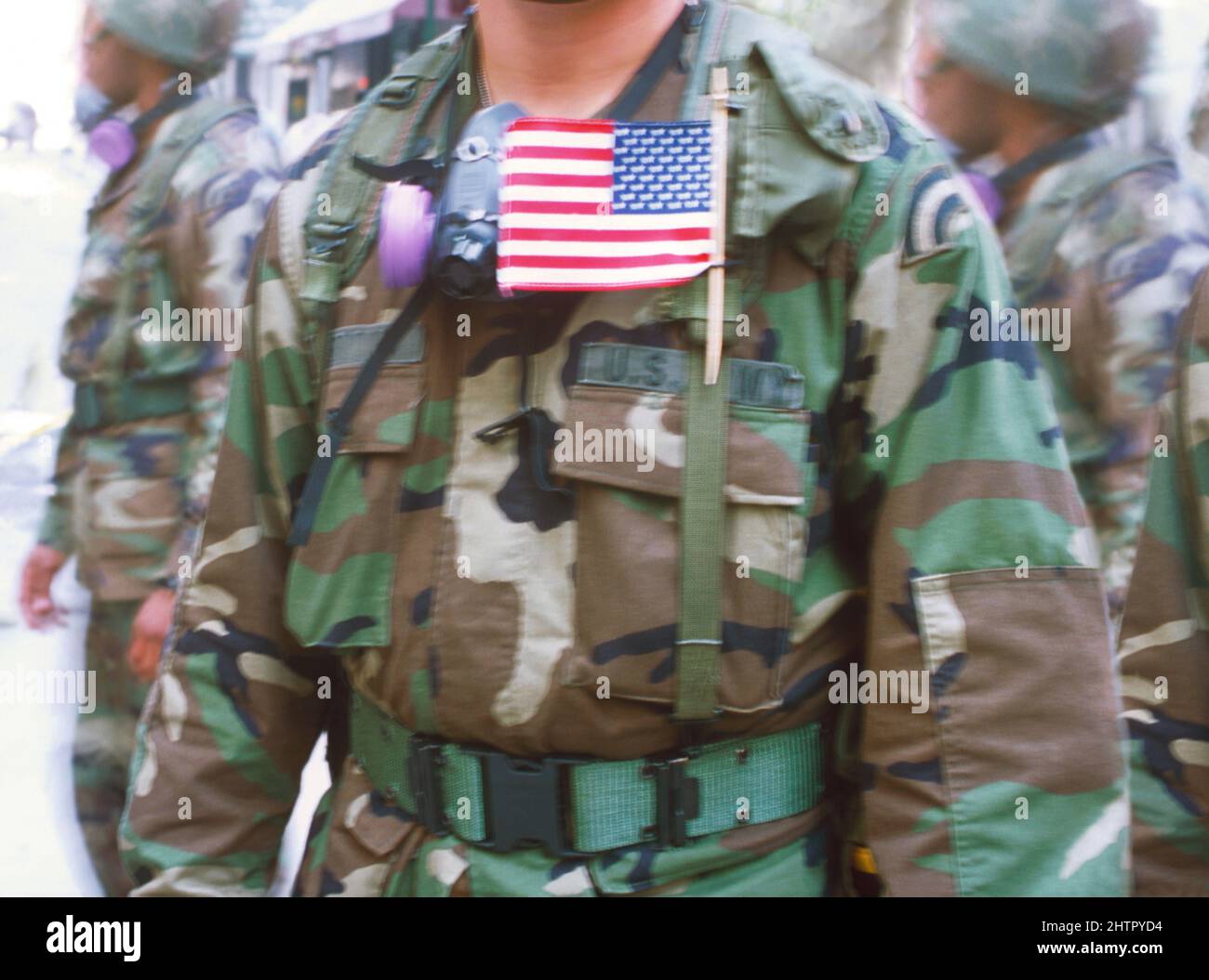 Garde nationale. Armée américaine. Soldat de garde nationale avec drapeau américain dans la boutonnière. Hommes en équipement de combat ou de camouflage se préparant au service. ÉTATS-UNIS Banque D'Images