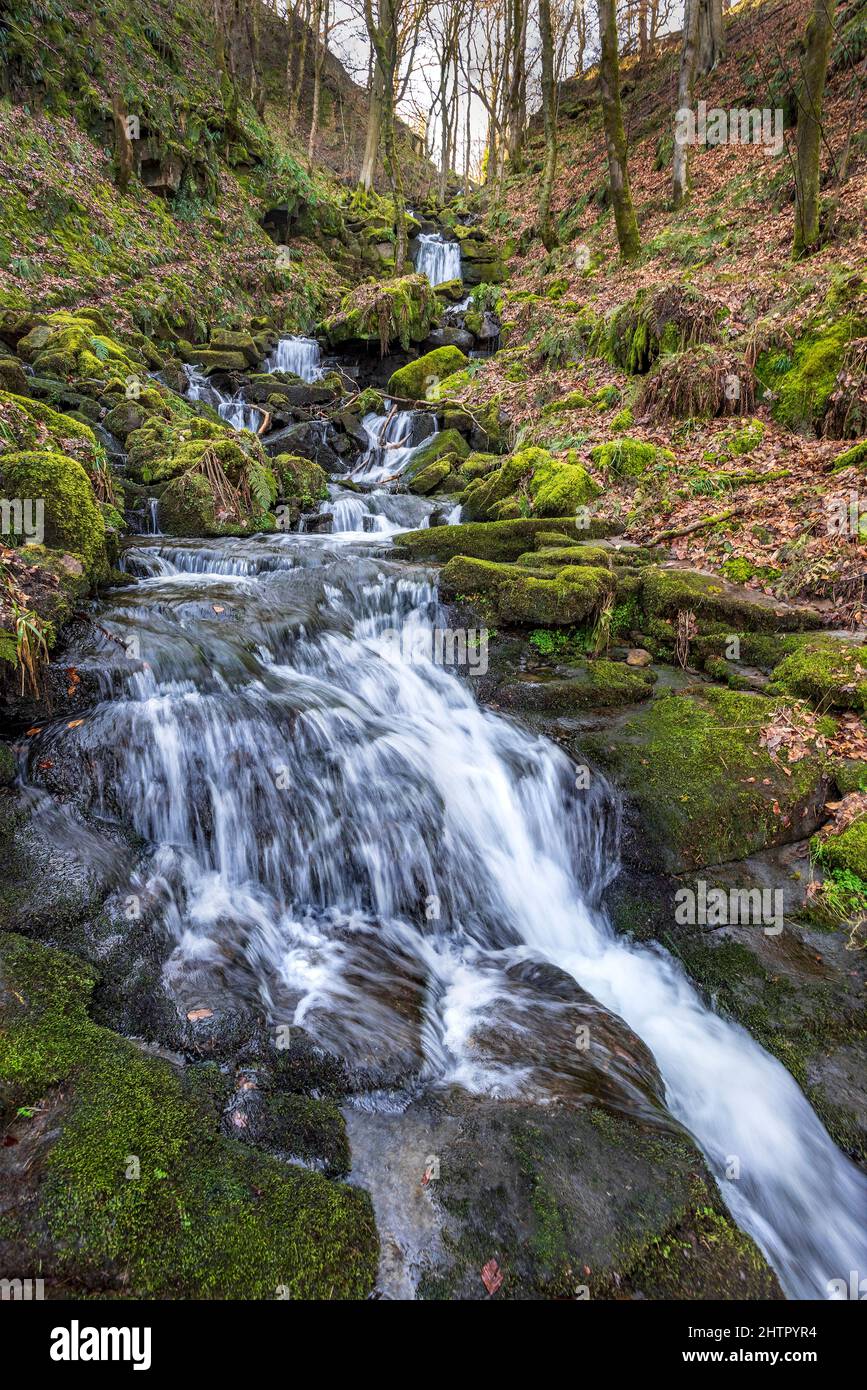 Gibson Mill Waterfall, Gibson Mill à Hardcastle Crags à Midgehole dans West Yorkshire Banque D'Images