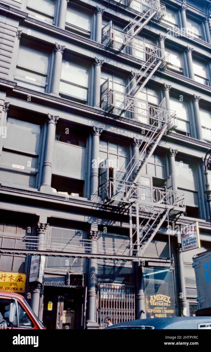 Vue de 1980 de 446-448 Broadway, New York City, États-Unis montrant le système d’échelle d’évacuation au feu du bâtiment. L'édifice de cinq étages est situé entre Grand Street et Howard Street. Il a été conçu par John Butler Snook en 1870s et est un exemple de l'architecture en fonte de New York. Cette image provient d'une ancienne transparence couleur Kodak prise par un photographe amateur, une photographie vintage de 1980s. Banque D'Images