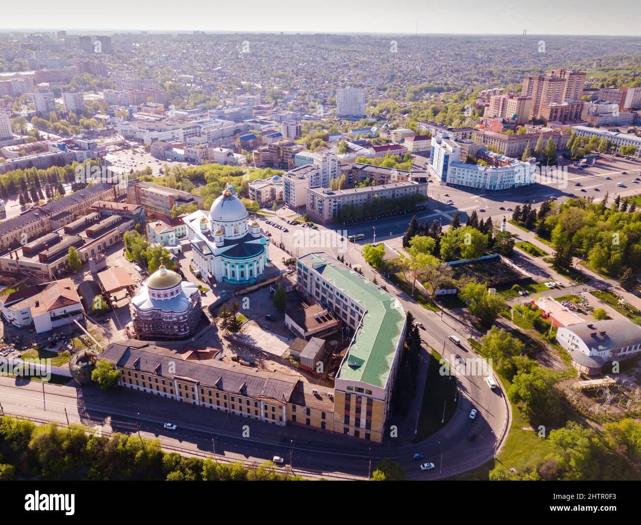 Vue panoramique aérienne de la ville de Kursk avec bâtiments et paysage Banque D'Images