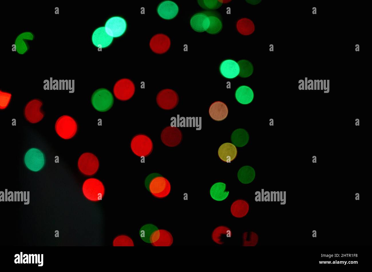 gros plan sur les bulles d'éclairage rouge et vert sur un arrière-plan noir non mis au point. Banque D'Images