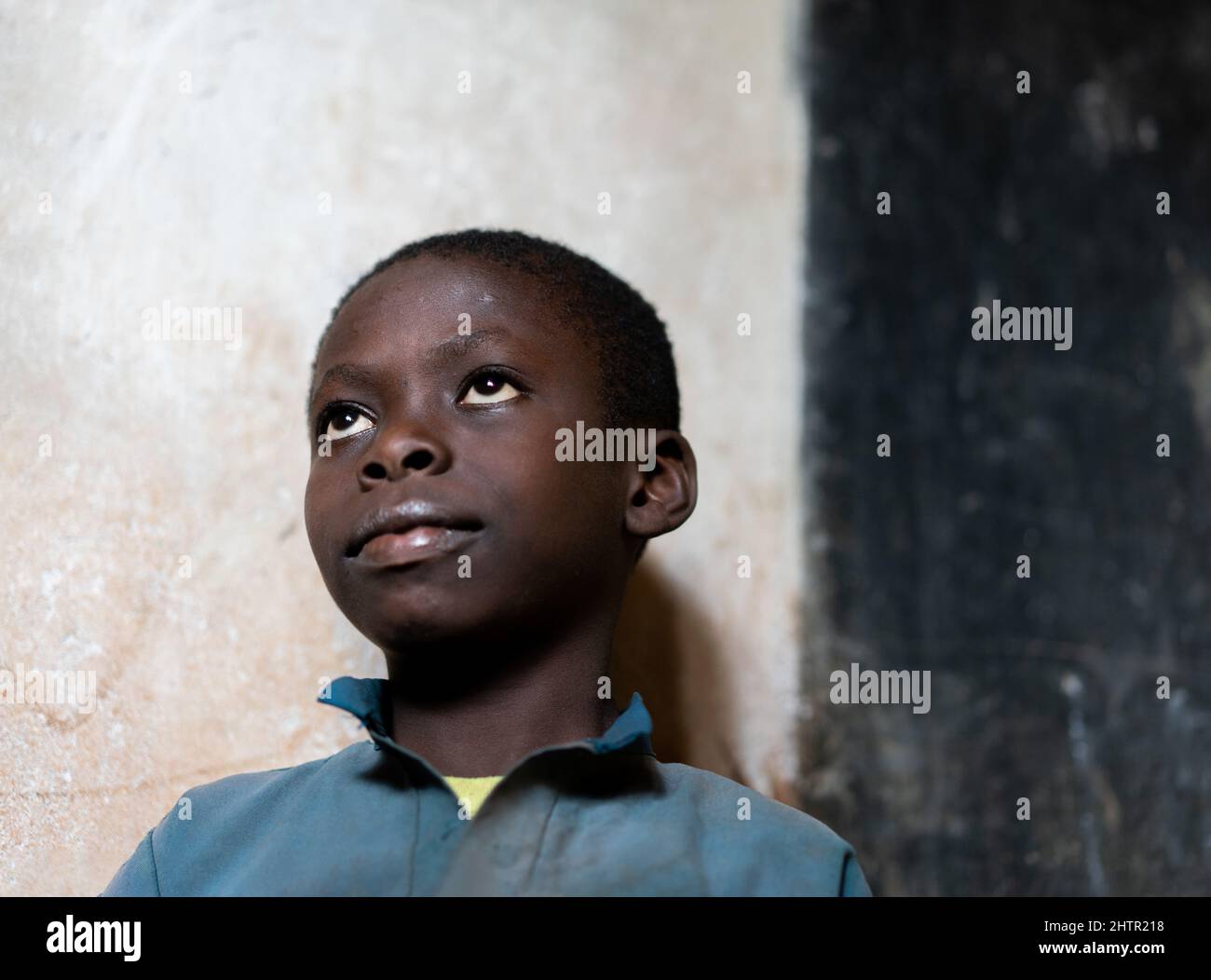Gros plan Portrait d'African Black Boy portrait à l'intérieur de la classe scolaire. Photo de haute qualité Banque D'Images