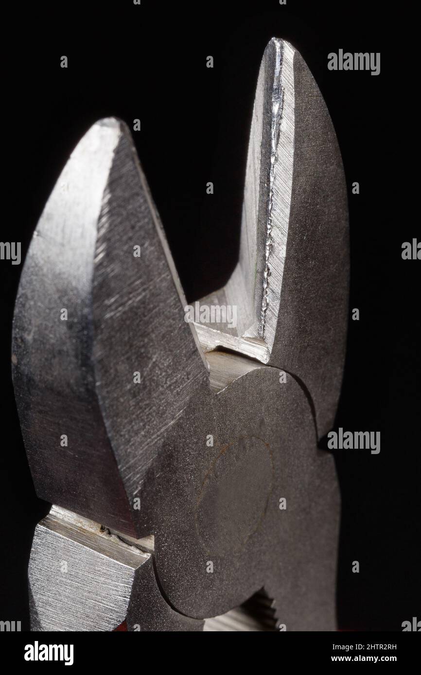 Vue des arêtes de coupe usées et coincées des couteaux latéraux. Arrière-plan sombre. Photographie macro Banque D'Images