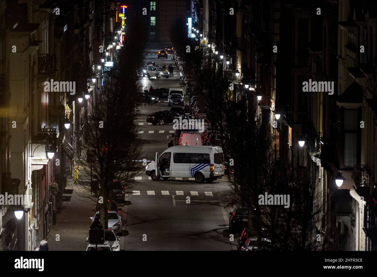 Perquisition dans une maison située dans le district des institutions européennes | vers 21h, les forces de police ont evacé les habitants d'un immeuble Banque D'Images