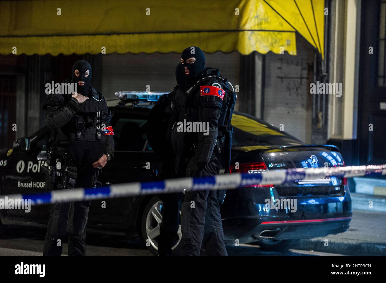 Perquisition dans une maison située dans le district des institutions européennes | vers 21h, les forces de police ont evacé les habitants d'un immeuble Banque D'Images