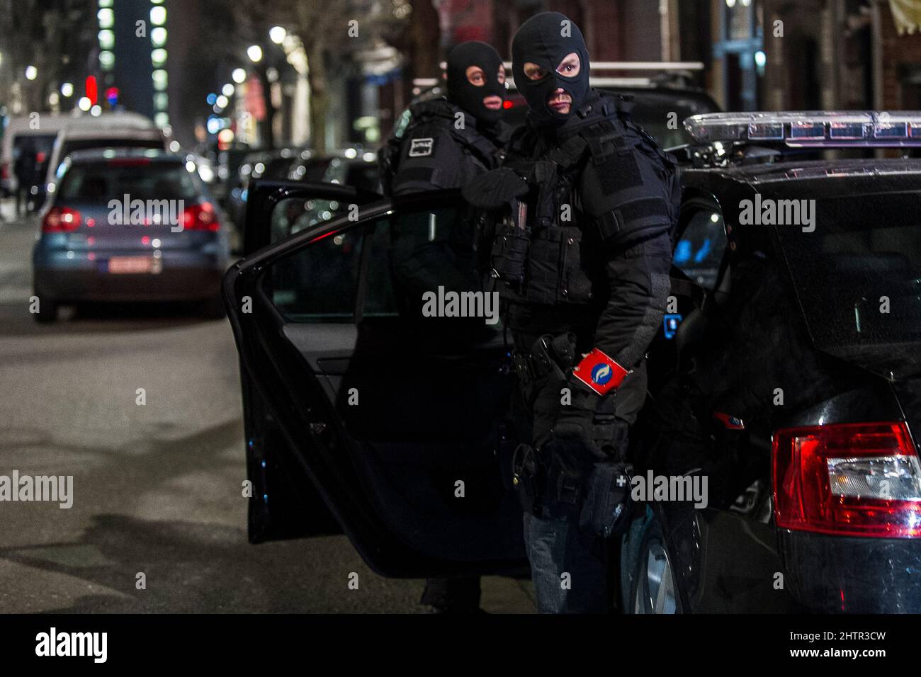 Perquisition dans une maison située dans le district des institutions européennes | vers 21h, les forces de police ont evacé les habitants d'un immeuble Banque D'Images