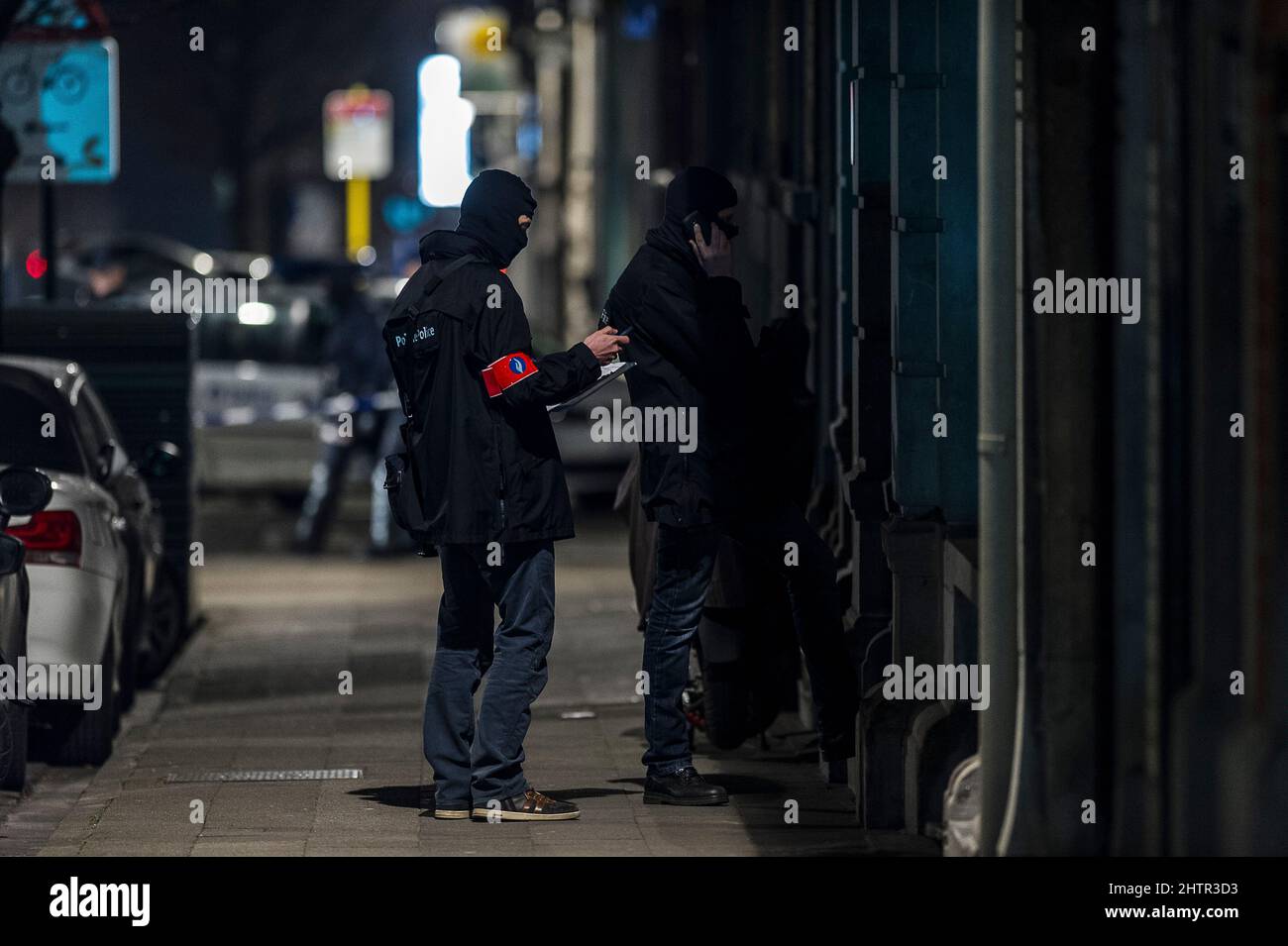 Perquisition dans une maison située dans le district des institutions européennes | vers 21h, les forces de police ont evacé les habitants d'un immeuble Banque D'Images