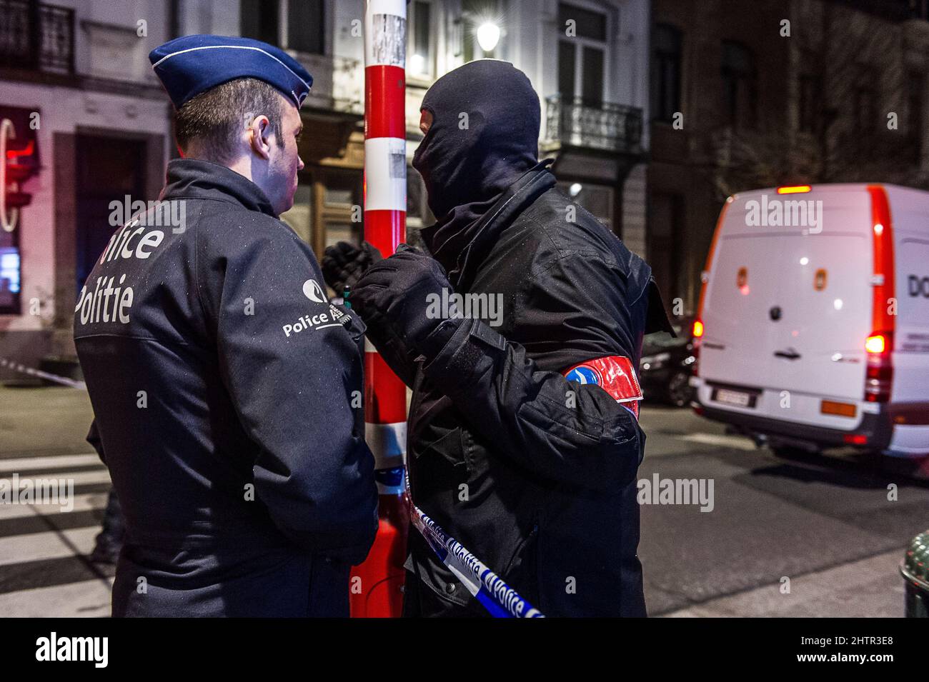 Perquisition dans une maison située dans le district des institutions européennes | vers 21h, les forces de police ont evacé les habitants d'un immeuble Banque D'Images