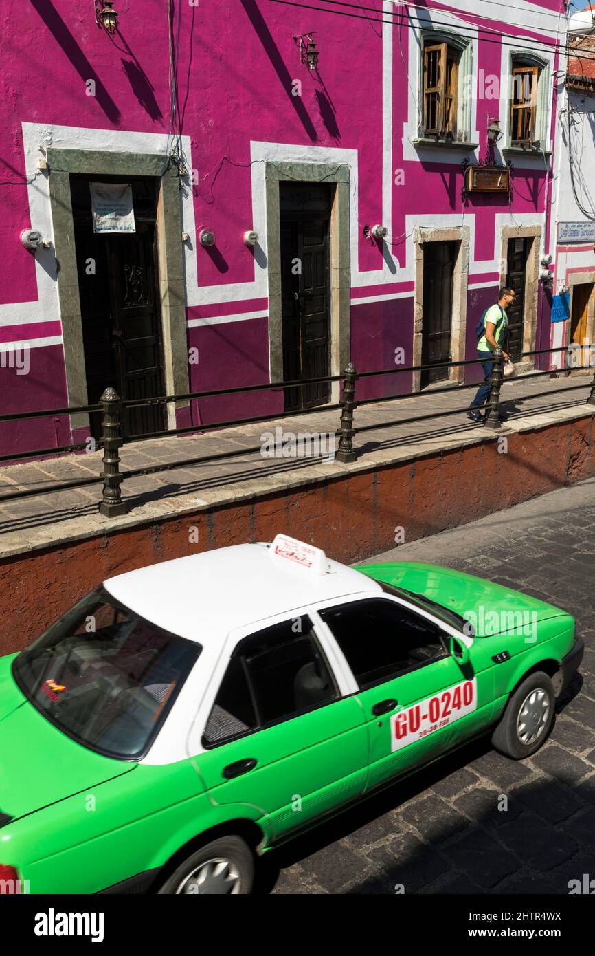 Mexique, État de Guanajuato, Guanajuato, un paysage de rue coloré de la ville coloniale espagnole avec un taxi vert. Banque D'Images