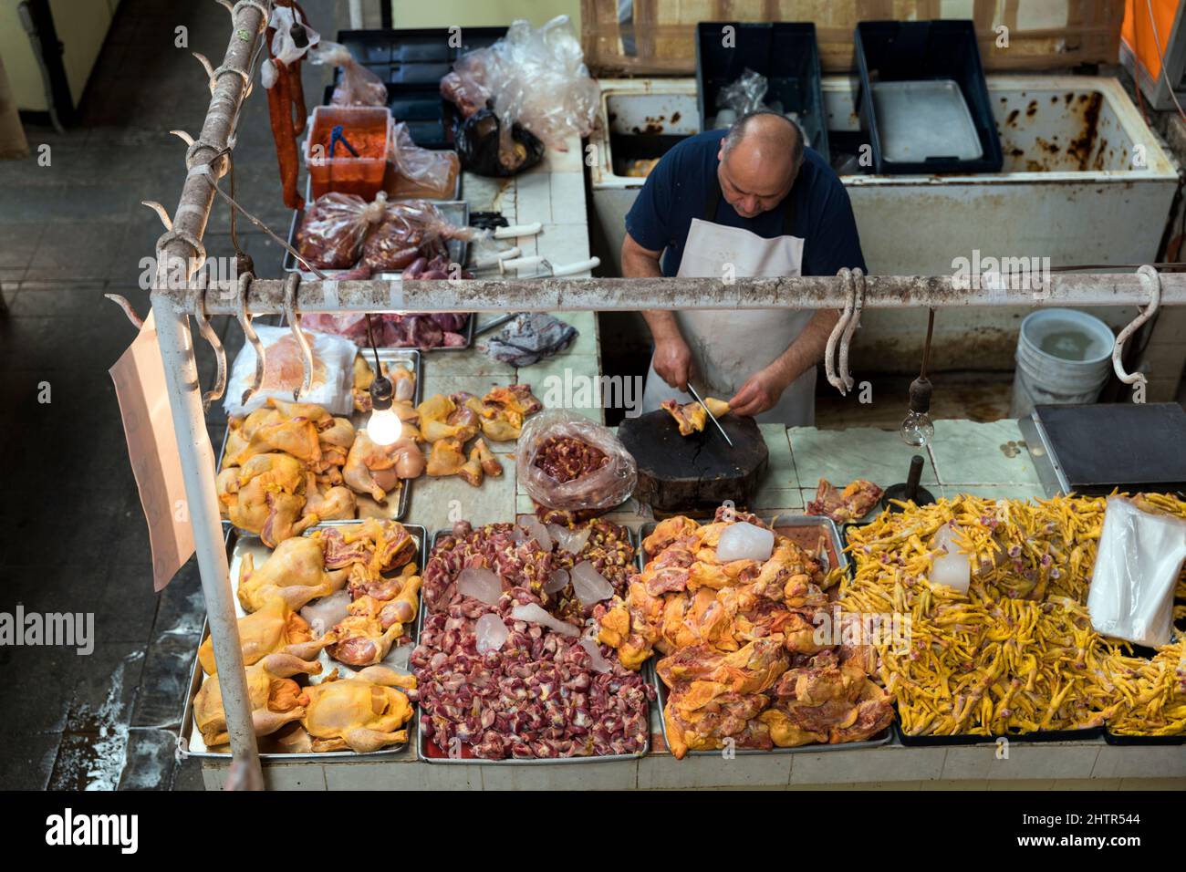 Mexique, Guanajuato, Guanajuato, Mercado Hidalgo, boucher préparant des poulets Banque D'Images