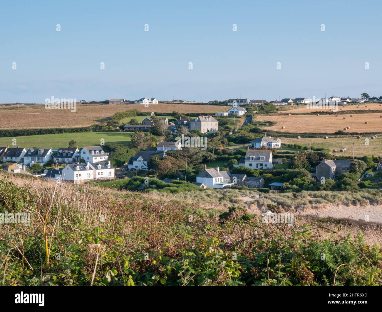 Maisons et bâtiments dans le petit village nord de Cornwall de Porthcothan Bay Cornwall Royaume-Uni Banque D'Images