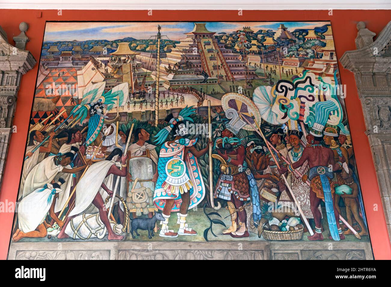 Le couloir du Palais National avec la célèbre fresque de la civilisation Totonac par Diego Rivera - Mexico, Mexique Banque D'Images