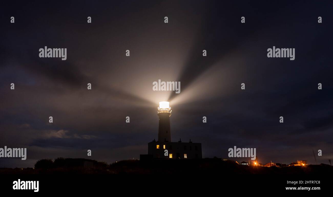 Flamborough Head, phare, la nuit. Yorkshire, Angleterre, Royaume-Uni Banque D'Images