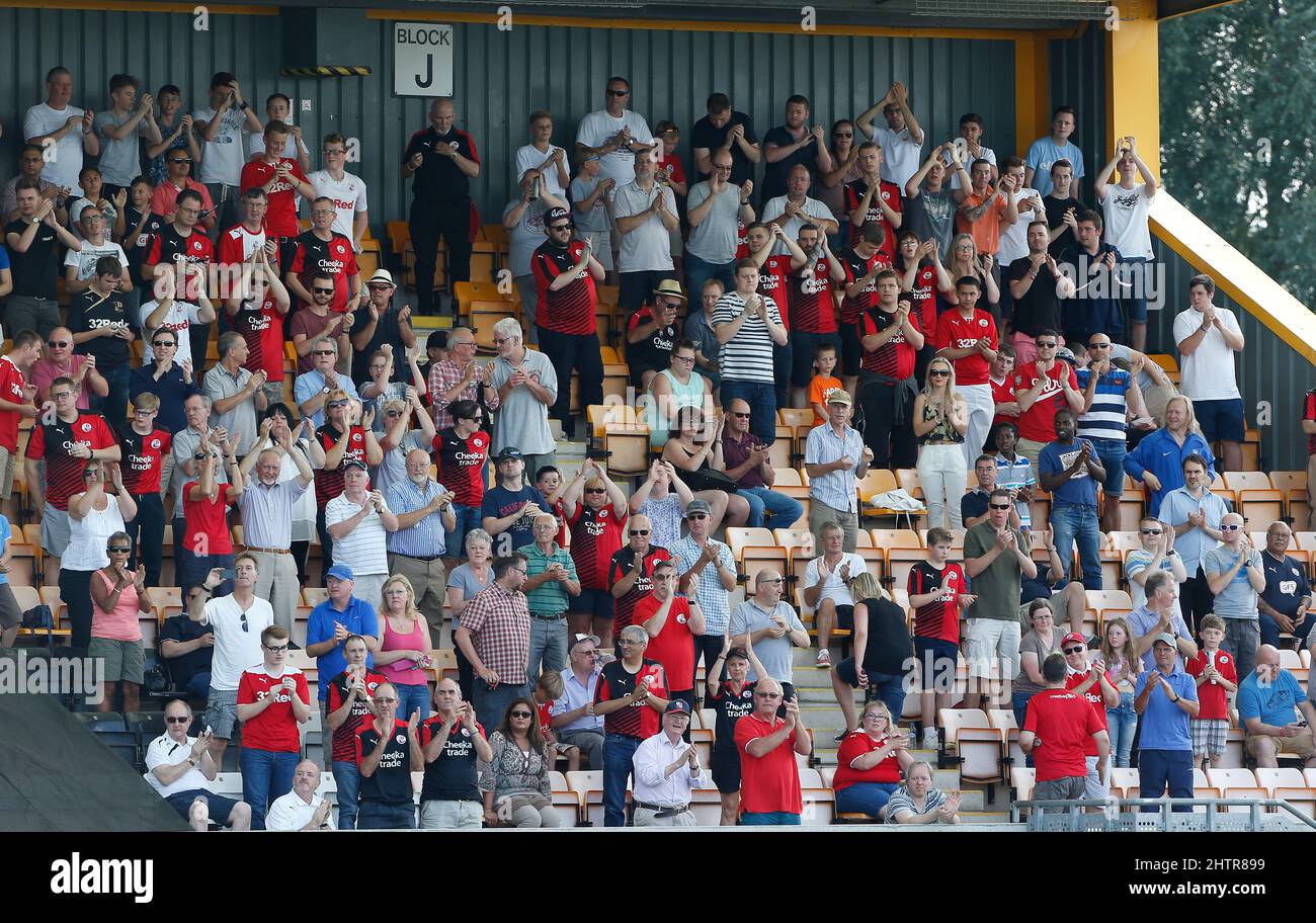 Les fans de Crawley Town ont été vus lors du match Sky Bet League 2 entre Cambridge United et Crawley Town au stade Abbey de Cambridge. 22 août 2015. James Boardman / Telephoto Images +44 7967 642437 Banque D'Images