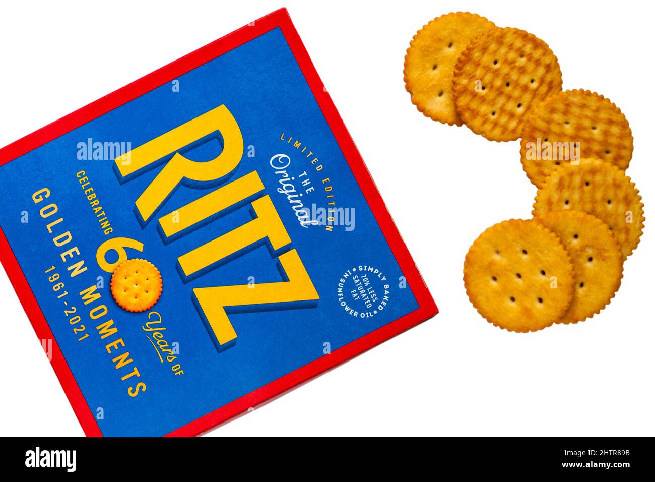 Boîte de Ritz en édition limitée le papillote original, biscuits salés craquelins célébrant 60 ans de moments d'or ouvert pour montrer le contenu sur blanc Banque D'Images