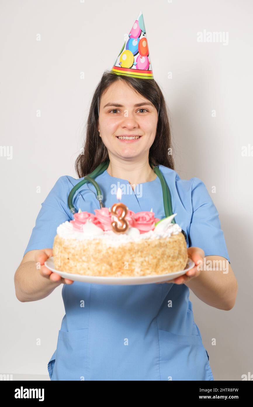 Le Medecin Ou L Infirmiere Tient Un Gateau D Anniversaire Avec Le Numero Trois Pour L Anniversaire De L Ouverture De La Clinique Photo Stock Alamy