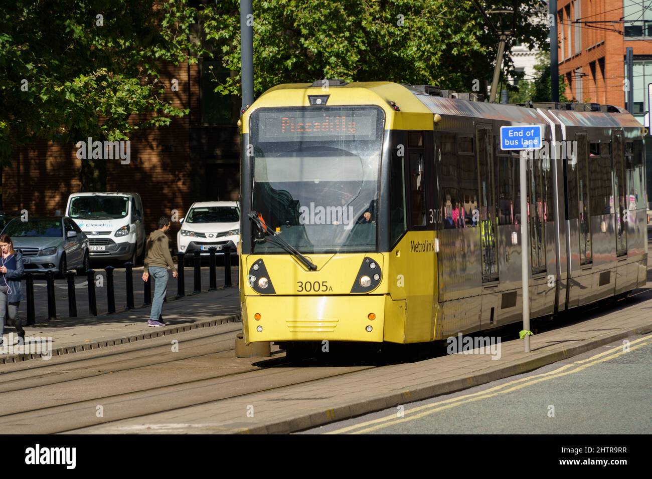 Le système central de train léger du Grand Manchester est traversé par un tramway électrique jaune Metrolink. Banque D'Images