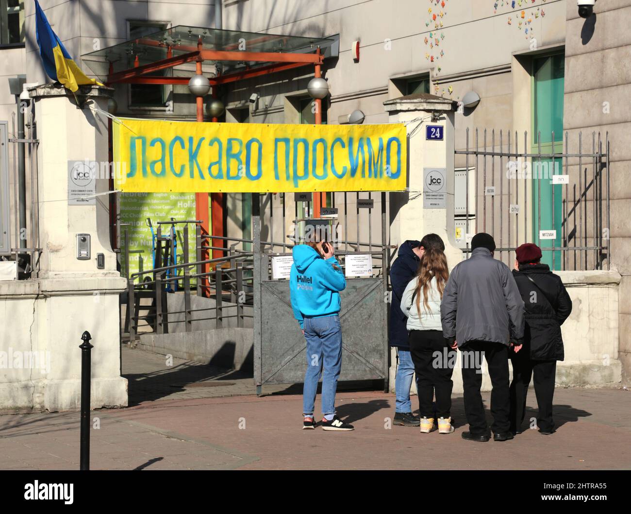 Cracovie. Cracovie. Pologne. Les réfugiés ukrainiens de guerre devant la porte du centre communautaire de Jewis qui fournit de l'aide pour la recherche d'asile. Banque D'Images