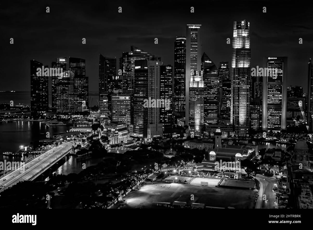Vue sur le centre financier et la baie de Marina depuis un point élevé la nuit, Singapour. Banque D'Images